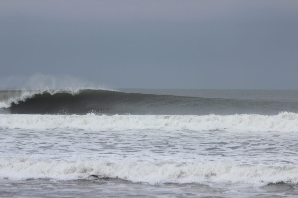 Amigas Surf A Long Period Swell in Nicaragua